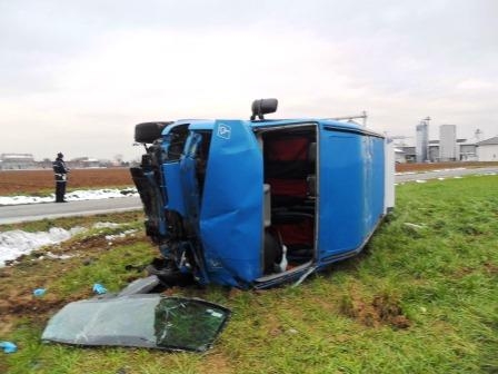 Scontro tra due auto: si ribalta il pulmino dell’Associazione Spastici [FOTO]