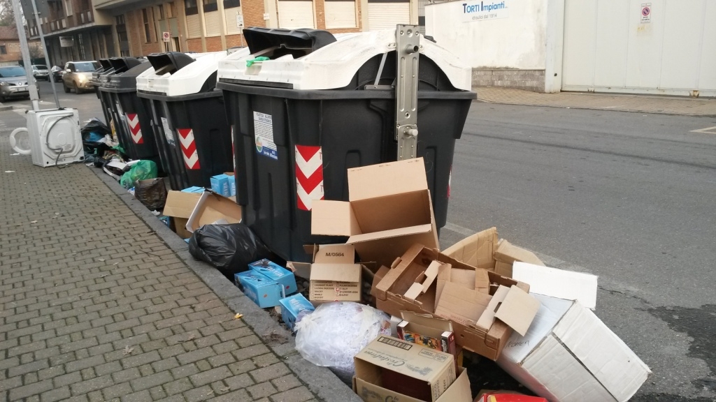 Cassonetti rifiuti ad Alessandria: “situazione di cattivo gusto”