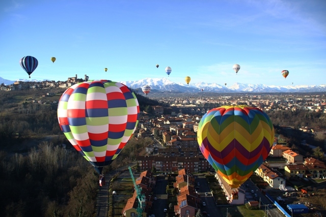 Tutta Mondovì col naso all’insù. Torna il Raduno delle Mongolfiere