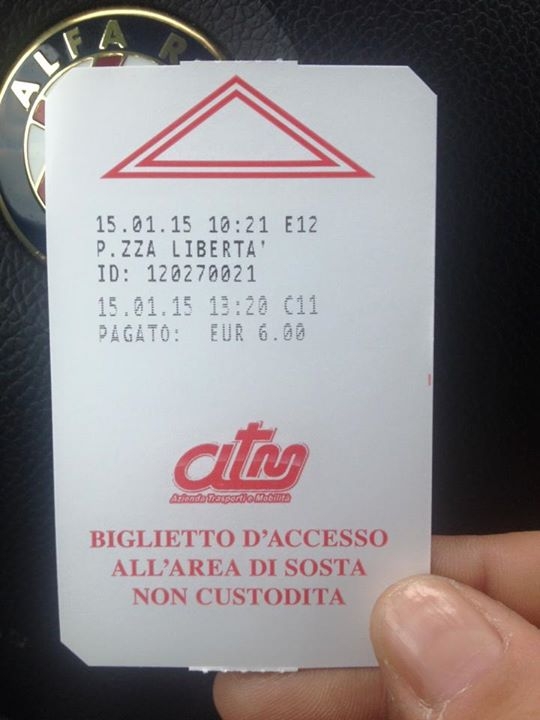 La [FOTO]foto dei nostri lettori: il costo del parcheggio in piazza della Libertà