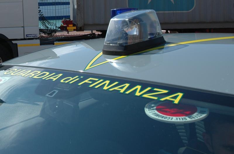 Controlli della Guardia di Finanza nel novese nei pressi delle scuole: sequestrati 70 grammi di marijuana e hashish