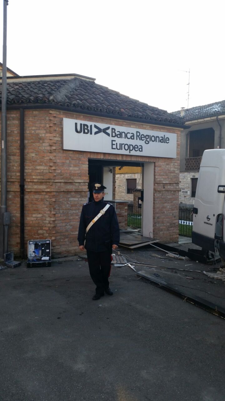 Assalto a un bancomat di Isola Sant’Antonio. Malviventi messi in fuga dall’arrivo dei Carabinieri