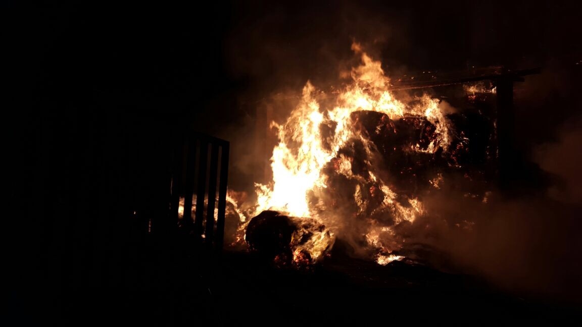 Notte di lavoro per i Vigili del Fuoco impegnati per una cascina in fiamme a Capriata e per recuperare un autobus