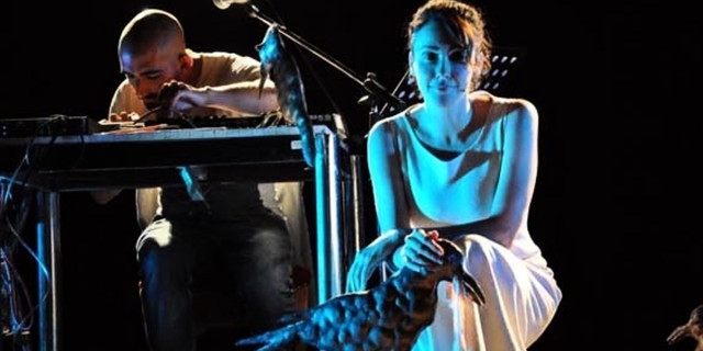 Anita Caprioli sul palco di Valenza con il suo nuovo spettacolo “La storia di Antigone”