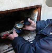 Minaccia con coltello l’operaio mandato a chiudergli il contatore dell’acqua