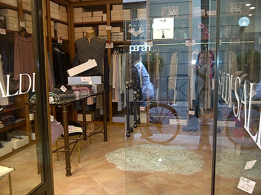Spaccata in pieno centro in un negozio in via Piacenza. È successo questa notte [FOTO]