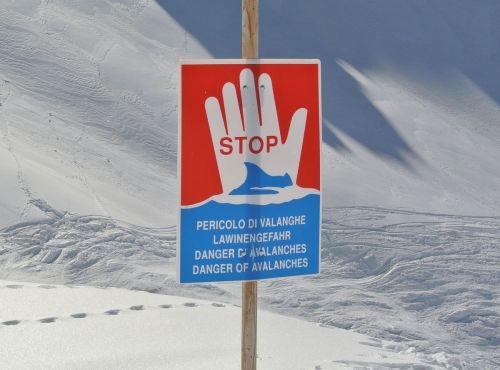 Rischio valanghe: la protezione civile invita alla massima prudenza