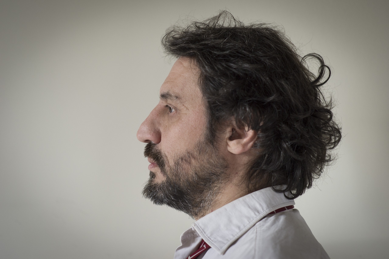 Uomini, nuove religioni e altre crisi nello spettacolo di Walter Leonardi