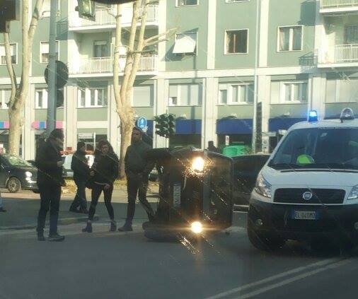 Incidente in via Marengo ad Alessandria: auto coricata su un fianco
