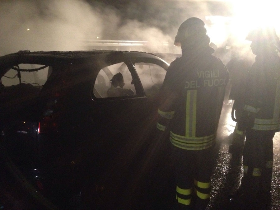 A fuoco due auto in tangenziale dopo incidente: automobilisti in salvo
