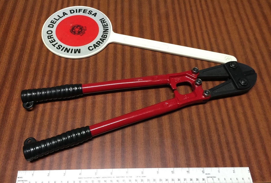Stava rubando un ‘tronchese’ da un supermercato: subito bloccato dai Carabinieri