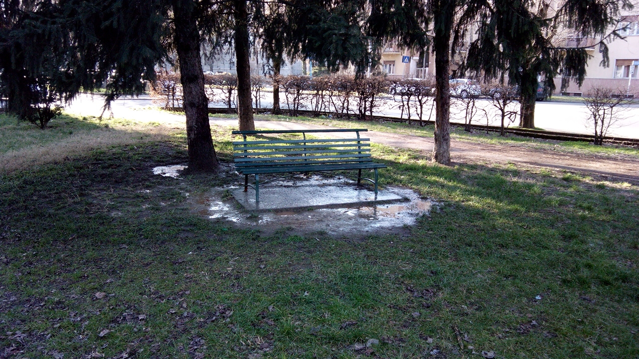 Shock in Pista ad Alessandria: uomo si spara su una panchina