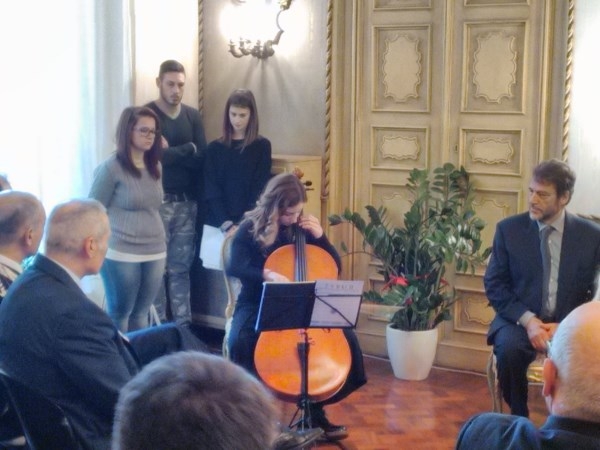 Concerto degli studenti della scuola media Pascoli in Prefettura: “Inno alla gioia” [VIDEO]