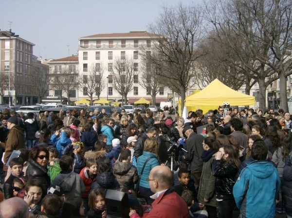 Folla di alessandrini in piazza per l’eclissi di sole [FOTO]