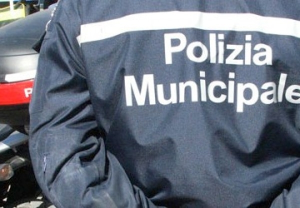 Accampati in piazza Ceriana. Allontanati dalla Polizia Municipale