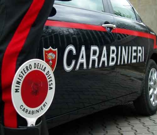 Invitano a casa “uno sconosciuto” che poi, ubriaco, cerca di rientrare nell’abitazione a colpi di roncola