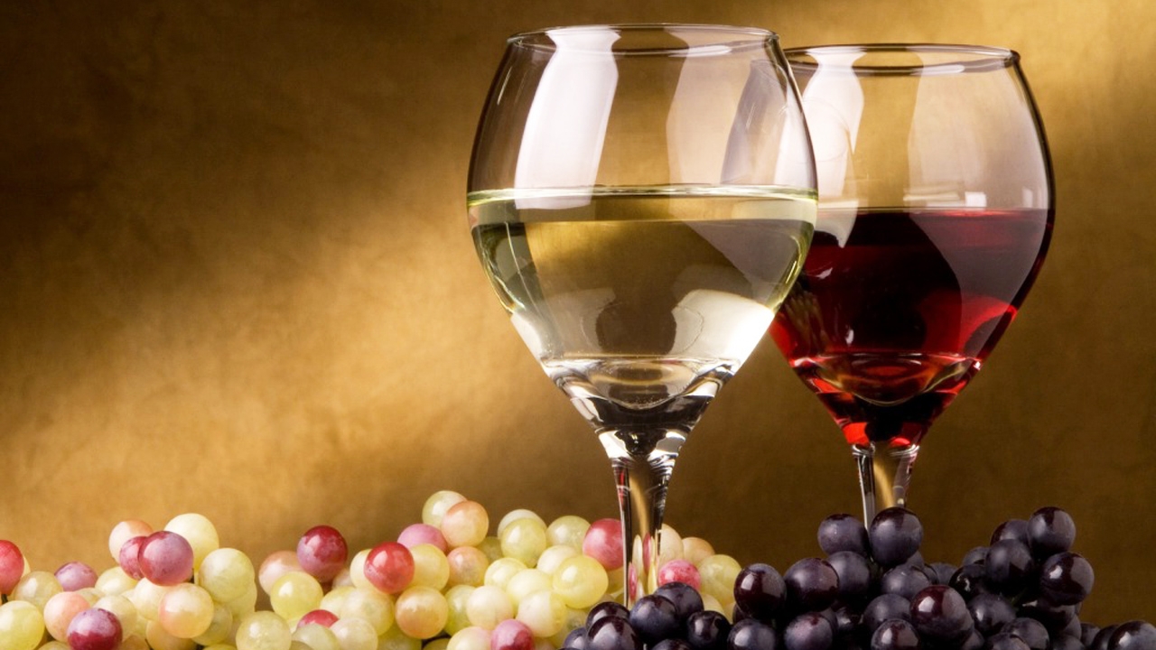 Un tuffo nel bianco, un tuffo nel rosso. Al via Vinitaly 2015.