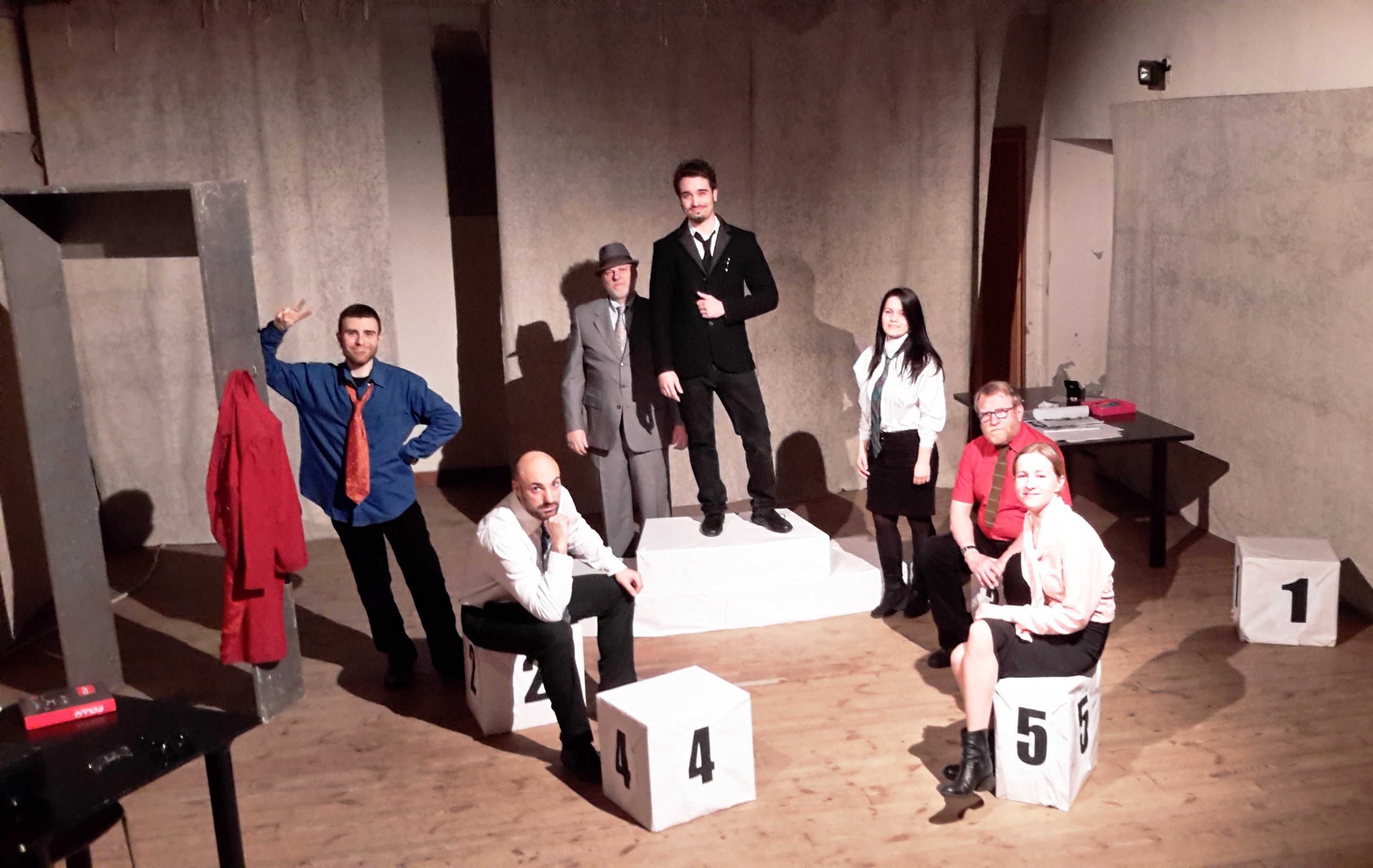 Le dinamiche grottesche dei colloqui di lavoro nel saggio della Scuola di Teatro di Nuovo Palcoscenico a Casale