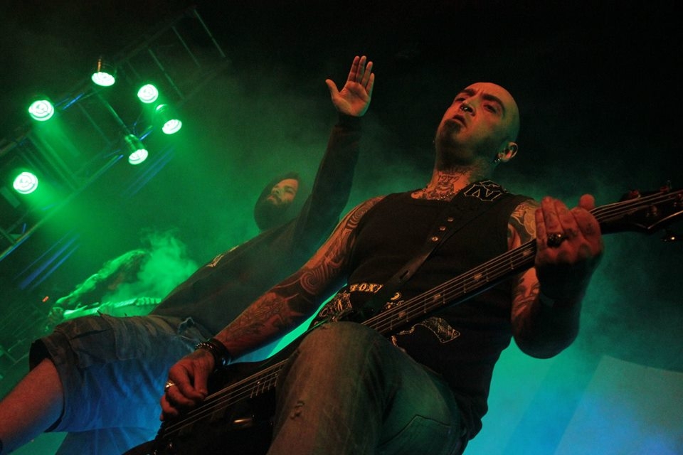Al Mephisto riff di chitarra e percussioni frenetiche dal ritmo metal