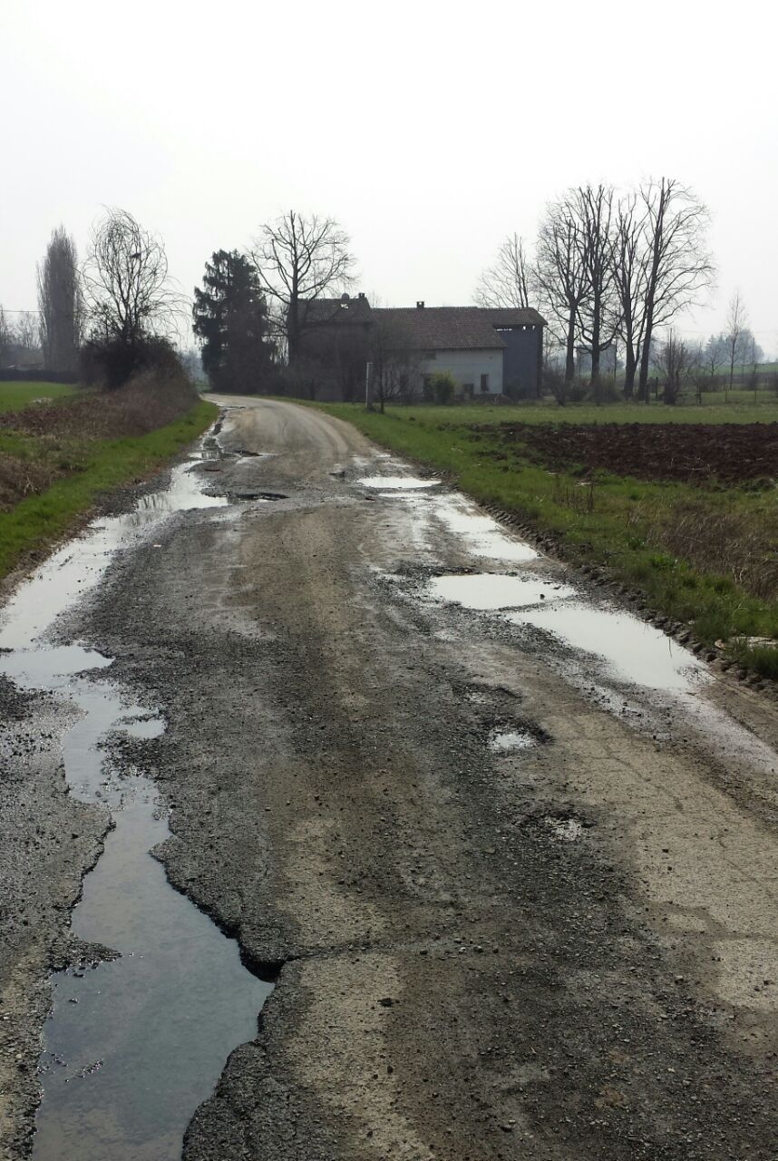 Strade sempre più dissestate a Valmadonna [FOTO]