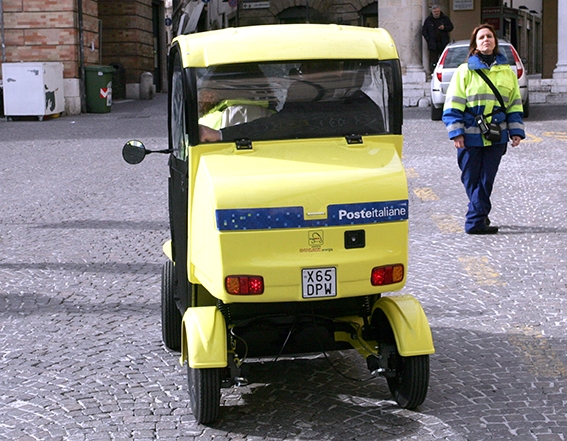 Investita da un’auto elettrica rubata: fuga nelle vie del centro