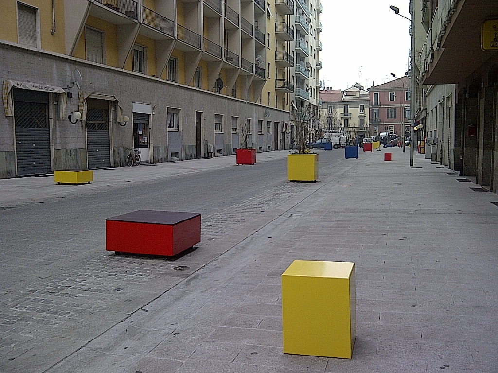 Via Dossena gioca sul contrasto di colori, tra le opinioni “contrastanti” dei commercianti