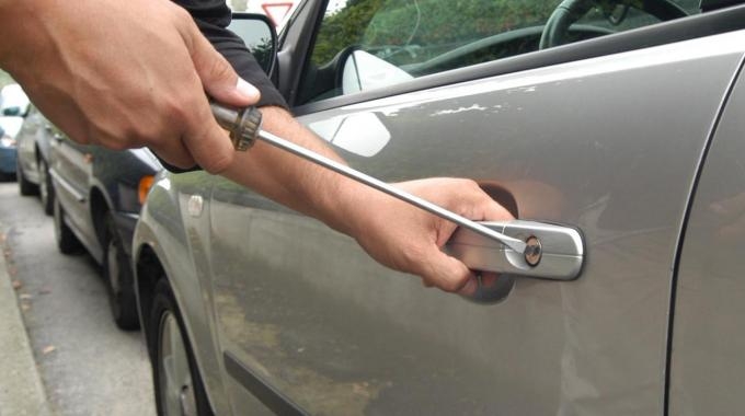 Botte, sassi, spintoni e minacce: arrestati due giovani che stavano tentando di derubare un’auto