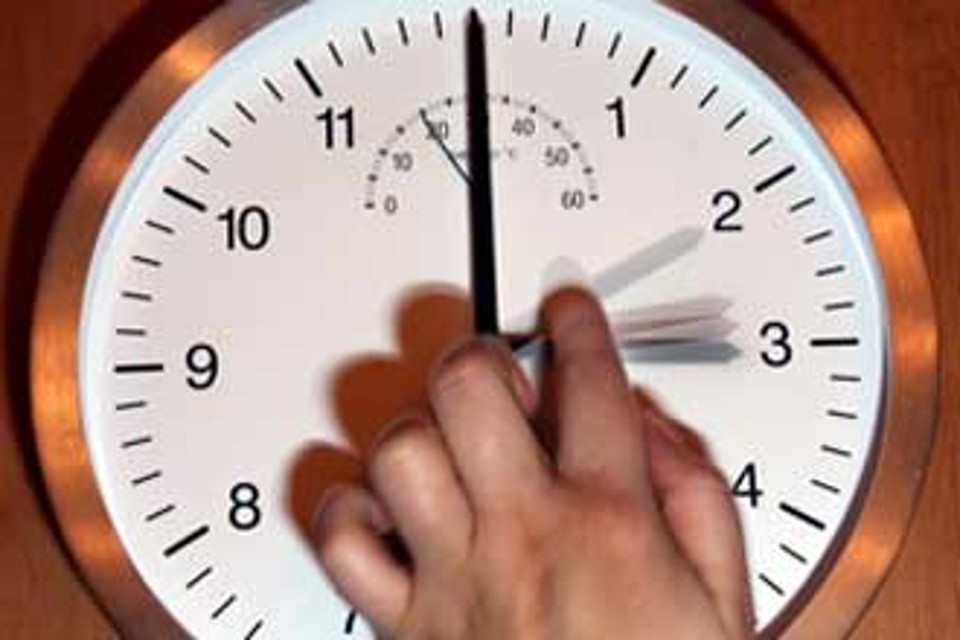Torna l’ora legale. Lancette avanti e un’ora di sonno in meno