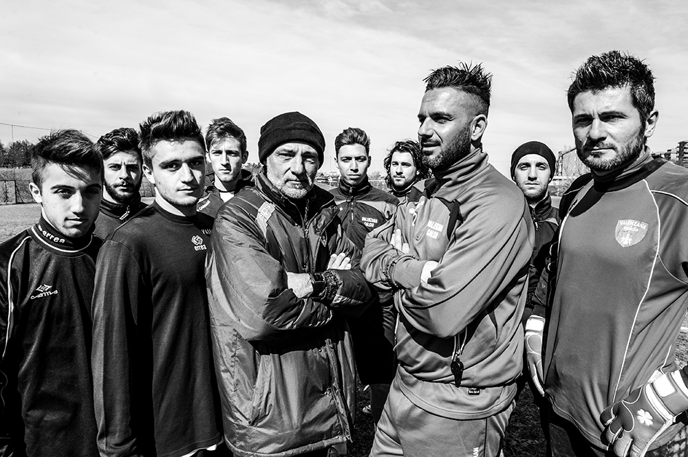 Il fascino genuino del calcio locale prima del fischio di inizio [FOTO]