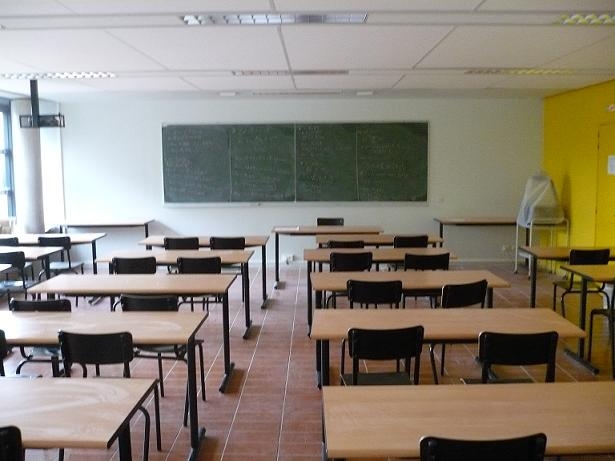 Studente 14enne dà in escandescenze in classe e scaraventa una sedia contro l’insegnante   