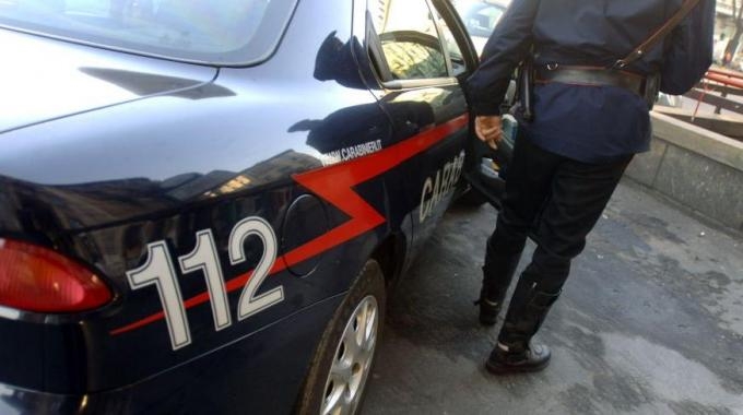 Ladri maldestri arrestati dai Carabinieri: rubano un’auto, finiscono fuori strada e poi causano incendio