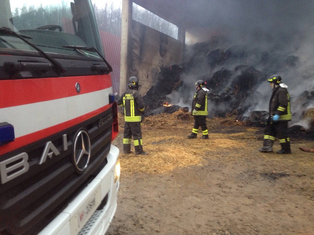 Vigili del Fuoco da sabato notte impegnati a spegnere un incendio in un deposito agricolo [FOTO]