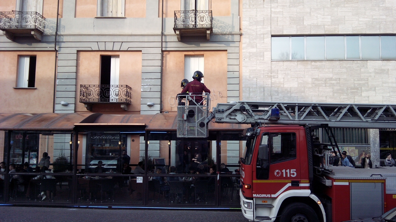 Distacco parziale di un cornicione in piazza della Libertà ad Alessandria