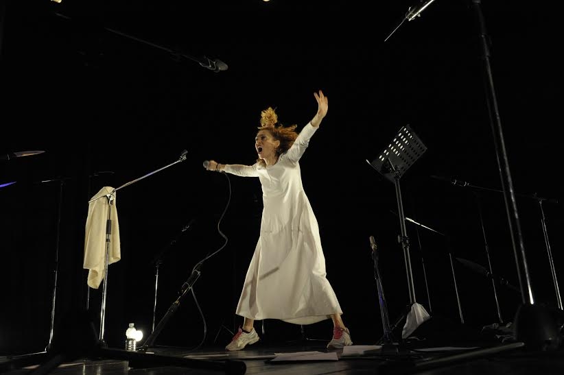 Cosa succede alla fine della fine. Recensione de “Troiane , istruzioni per l’uso” al teatro Sociale di Valenza
