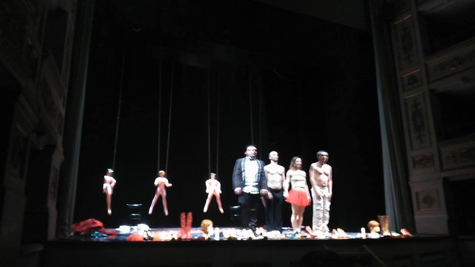 L’eccesso e l’interiorità. Recensione de “Operetta burlesca” al Teatro Sociale di Valenza