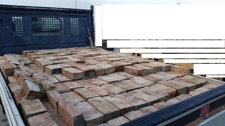 Sorpresi ad abbattare il muro di una cascina per portare via i mattoni