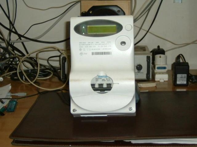 Prima non paga l’Enel e poi manomette il contatore