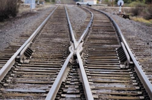 Senza biglietto scendono dal treno e lanciano sassi in stazione
