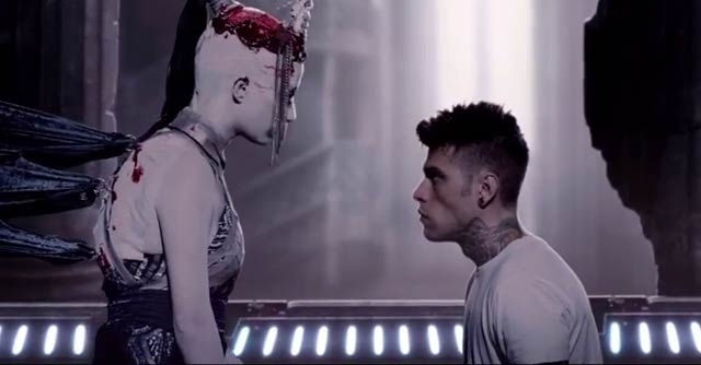 Fedez canta l’Amore Eternit [VIDEO]
