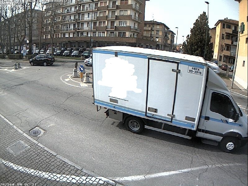 Manda fuori strada un’automobilista e poi fugge senza prestare soccorso   