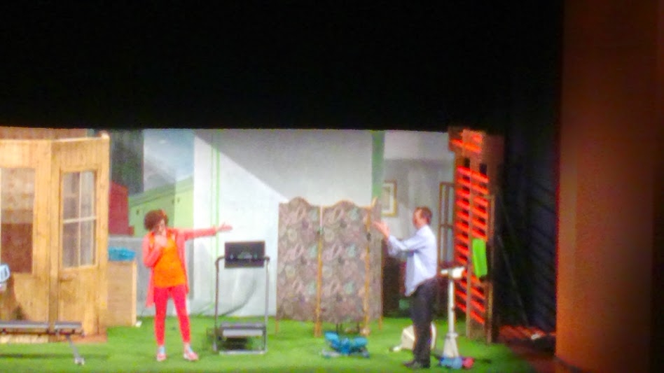 Un lui, una lei e il crollo della tolleranza. Recensione de “Coppia aperta, quasi spalancata” al Teatro Besostri di Mede