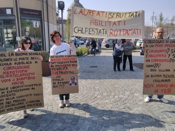 Senza parole perchè ancora senza posto fisso: i precari della scuola si imbavagliano in piazza