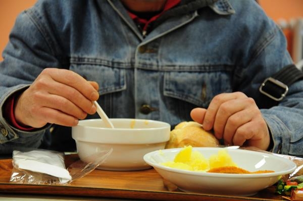 La mensa della Caritas non ha più pasta. Ancora pochi, però, i supermercati che donano gli alimenti invenduti