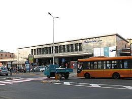 Incidente lunedì sera di fronte alla stazione di Alessandria: pedone travolto da un motociclista