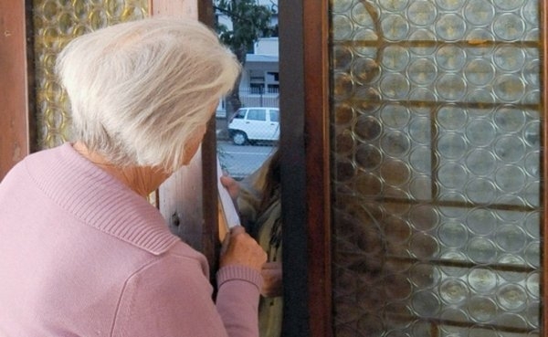 Anziani derubati con la truffa dell’acqua contaminata
