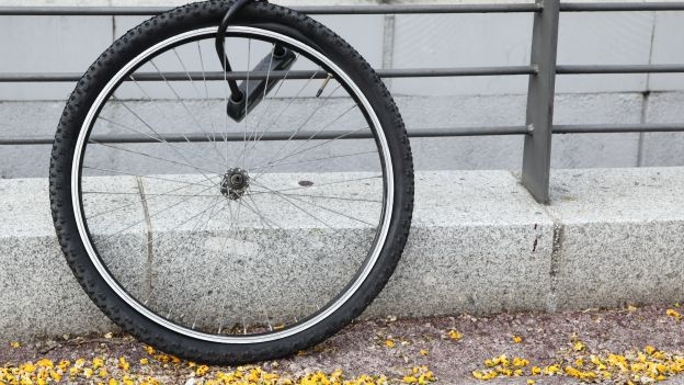Tagliava le gomme delle bici in stazione a Valenza. Anziano sopreso dai Carabinieri e dalla prontezza di un cittadino