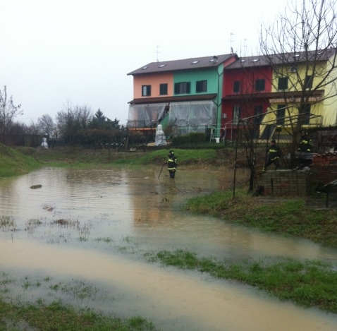 “Pronto a chiamare Striscia la Notizia”. Cittadino di Casalbagliano stufo dell’acqua di fogna in casa