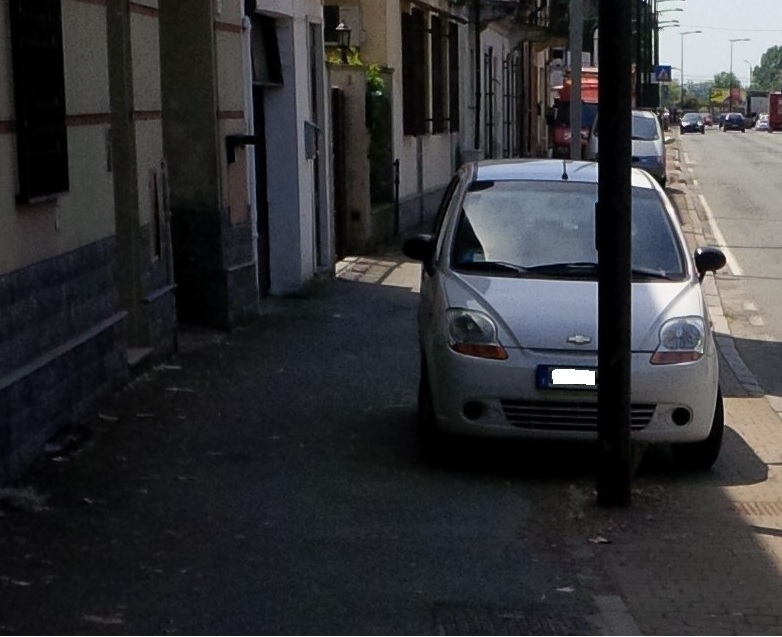 Un alessandrino denuncia: piste ciclabili trasformate in parcheggi [FOTO]