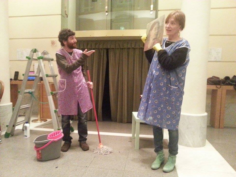 La crisi e le strategie di sopravvivenza. Recensione de “Servizio di pulizia o corpo sociale” al Teatro Sociale di Valenza