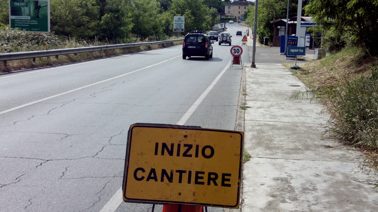 Lavori in corso in un tratto del viadotto per la stazione di Valenza